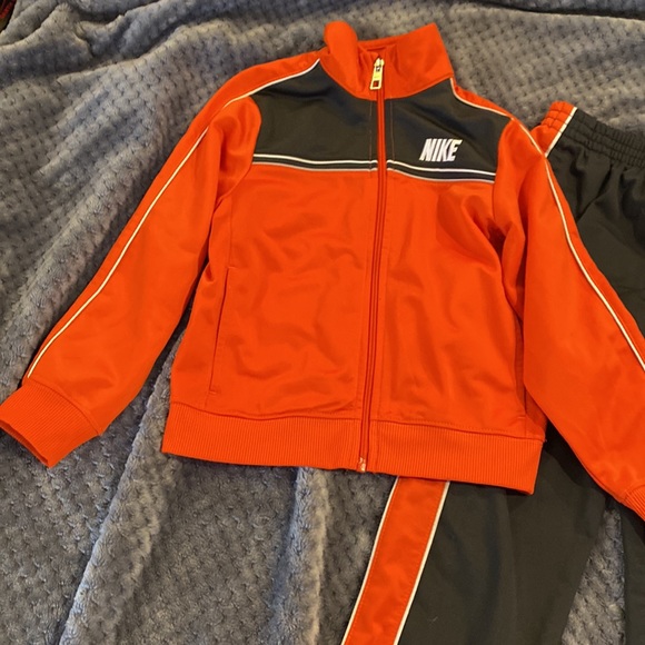 EC boys Nike track sweat suit in grey and orange sz5 - Picture 2 of 13